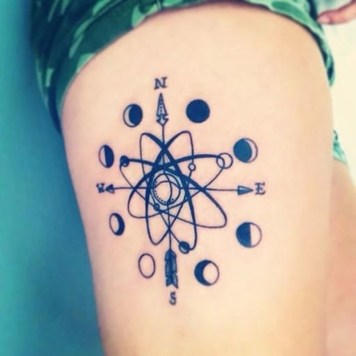 Os ciclos da lua são retratados em torno de um átomo em preto tatuagem.