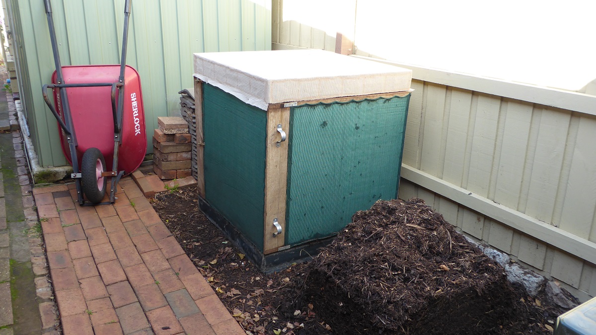 Garden Ecobeds Build a Hot Compost Bin.