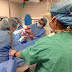 La nouvelle maman entend le docteur crier après la naissance, puis regarde ce que font les bébés