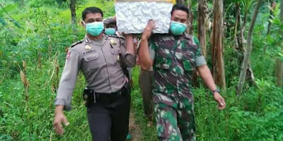 LABEL *B5* IDENTITAS KORBAN LONGSOR BANARAN DIMAKAMKAN.