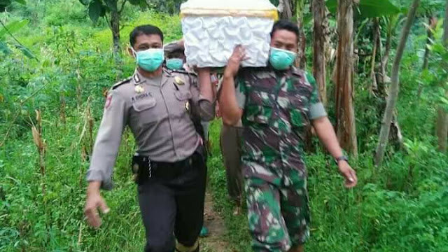 LABEL *B5* IDENTITAS KORBAN LONGSOR BANARAN DIMAKAMKAN.