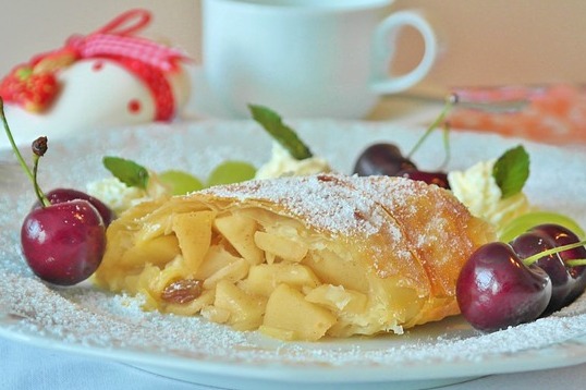 Strudel de manzana postre navideño con manzana y helado de vainilla