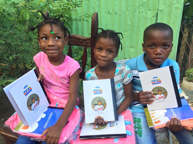 Fundación Edwin Encarnación dona útiles escolares a niños de barrios marginados en La Romana. 