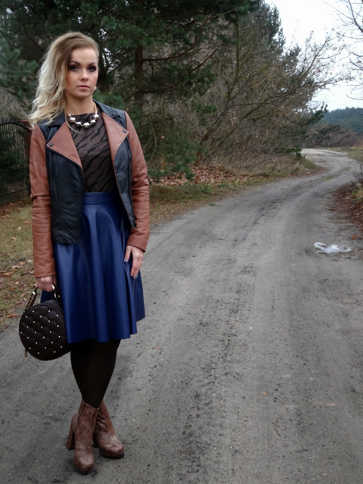 Misskitin: navy blue leather skirt