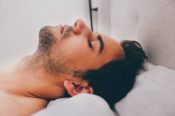 Seorang Pria Sedang Tidur Seorang Pria Sedang Tidur