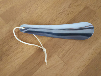 紐は何と言ってもスエード“調”ですからねぇ wumio 靴ベラ 携帯用 16cm ステンレス製 小さめサイズで革靴もしっかり履ける 営業や外出先の玄関で便利なシューホーン