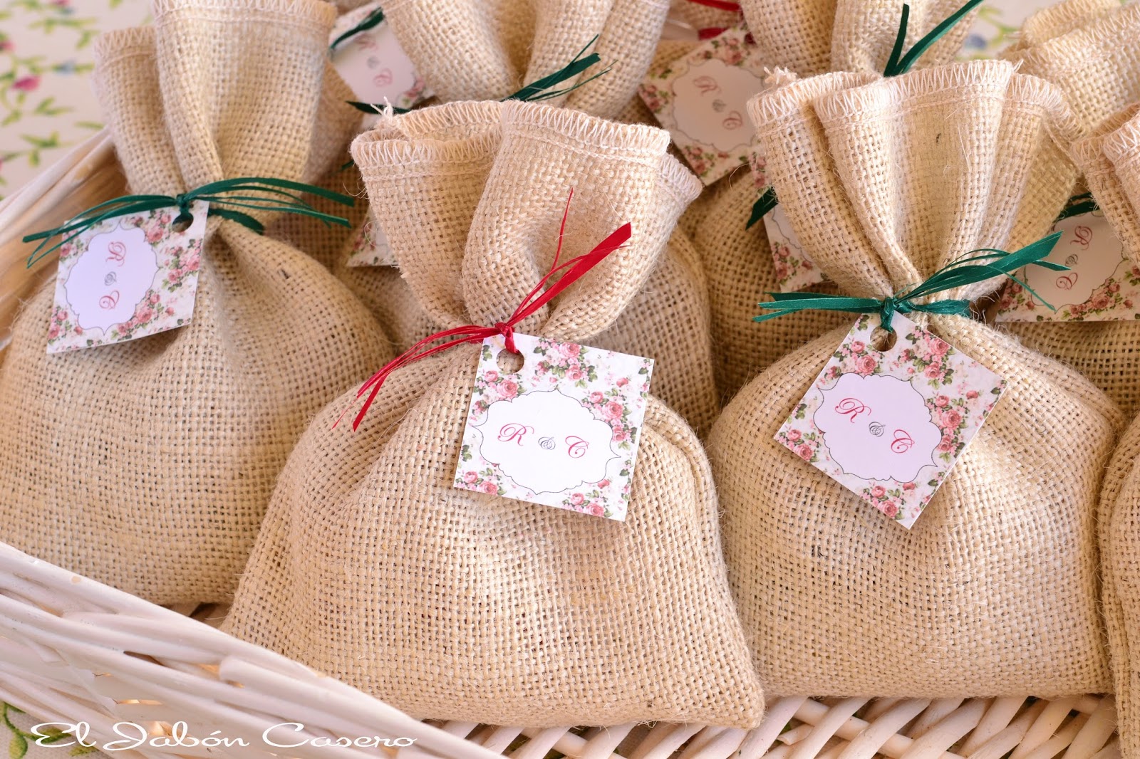 Bolsas de tela con jabones para invitados