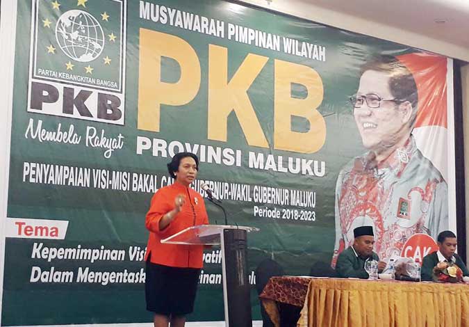 Engelina Pattiasina: Atasi Kemiskinan Butuh Terobosan Tak Biasa Ambon, Malukupost.com - Bakal Calon Gubernur Maluku, Dipl. Oekonom Engelina Pattiasina mengatakan untuk mengatasi kemiskinan di Maluku membutuhkan terobosan yang tidak biasa. Anggaran Pendapatan dan Belanja Daerah (APBD) Maluku tidak akan mampu mengikis kemiskinan di Maluku. “Kemiskinan di Maluku sistemik, karena formula alokasi keuangan yang tidak memihak Maluku karena mengacu kepada jumlah penduduk dan luas wilayah daratan. Padahal luas daratan kita sangat kecil dan jumlah penduduk sedikit. Jadi, kita butuh tindakan, terobosan. Tidak bisa hanya biasa-biasa saja,” ungkap Engelina ketika menyampaikan paparan “Kepemimpinan Visioner dan Inovatif Dalam Mengentaskan Kemiskinan di Maluku” dalam Musyawarah Pimpinan Daerah PKB Maluku, Ambon, Jumat (25/8).
