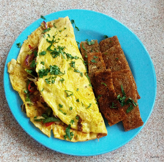 Thaise groenteomelet met knoflooksoldaatjes