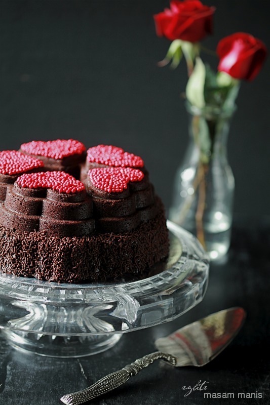 MOIST SOUR CREAM CHOCOLATE CAKE masam manis