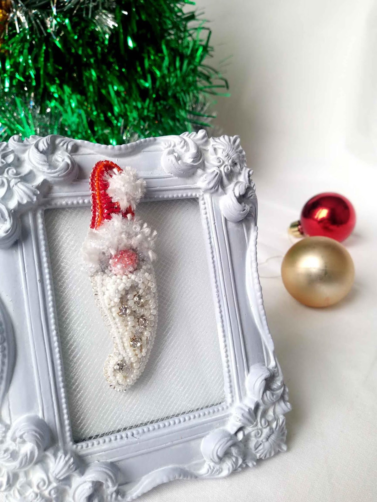 Брошка дед мороз. Брошка дед мороз крючком. Брошь санта клаус из бисера. Брошь дед мороз крючком. Брошь дед мороз.