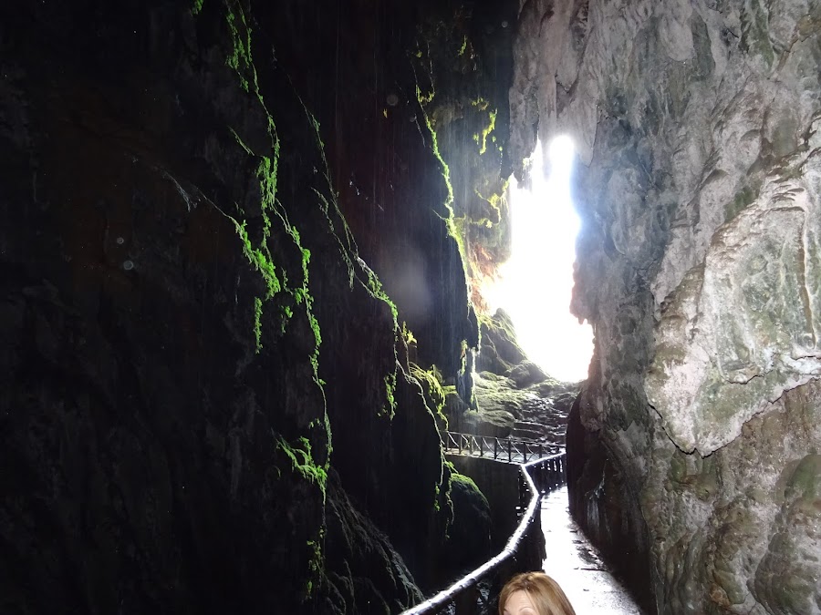 Interior de la Gruta bajo la Cascada Cola de Caballo en El Monasterio de Piedra