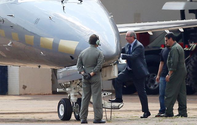 Preso, Eduardo Cunha é conduzido para avião da PF