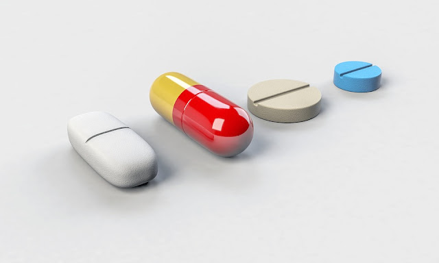 imagen de píldoras, comprimidos y capsulas sobre fondo blanco