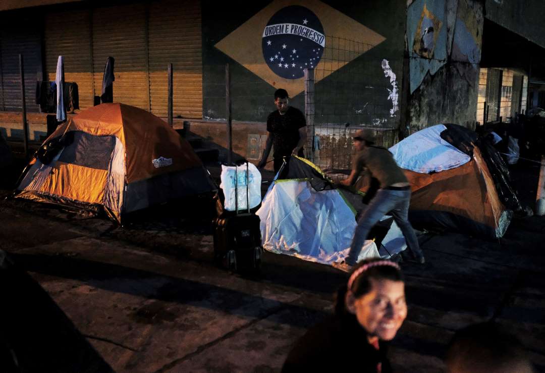 Revoltados, brasileiros da fronteira expulsam imigrantes venezuelanos