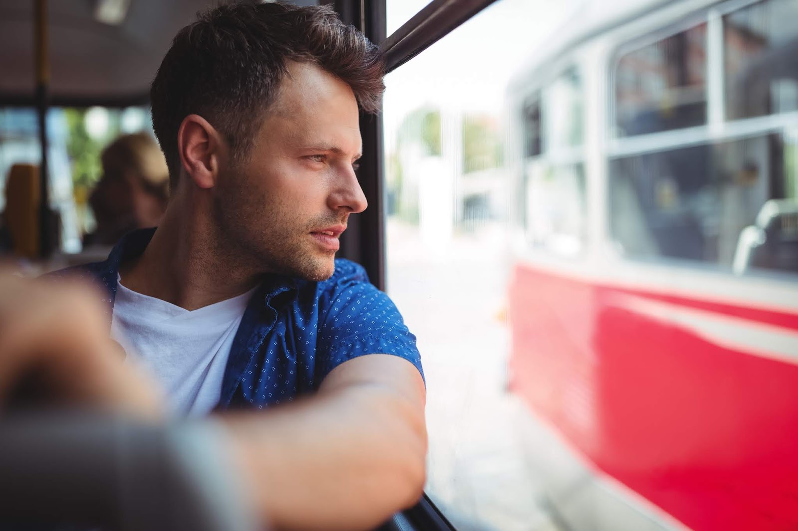 Offensichtlich Geistesgestörter guckt aus Busfenster statt auf Smartphone