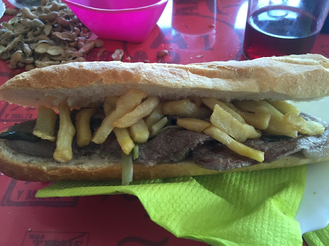 Bocadillo de carne de caballo de la cooperativa de Mareny de Barraquetes Bocadillo de carne de caballo de la cooperativa de Mareny de Barraquetes