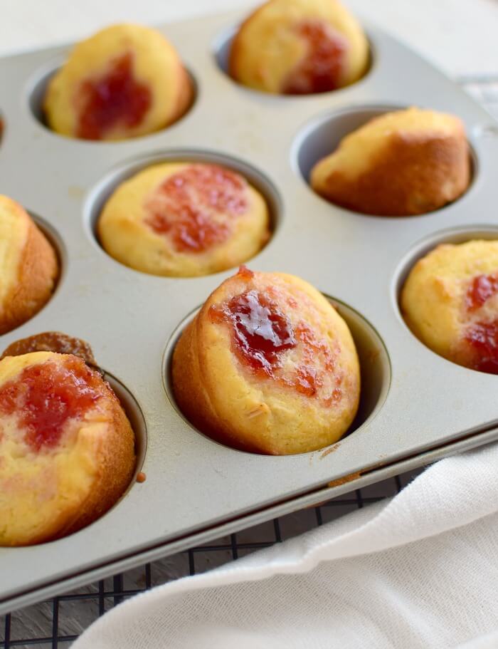 Agregue mermelada en el tope de cada uno para dar color y sabor a estos sencillos muffins