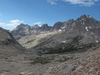 Upper Palisade Lake und die großartigen Palisades; North Palisade liegt am linken Ende der Kette