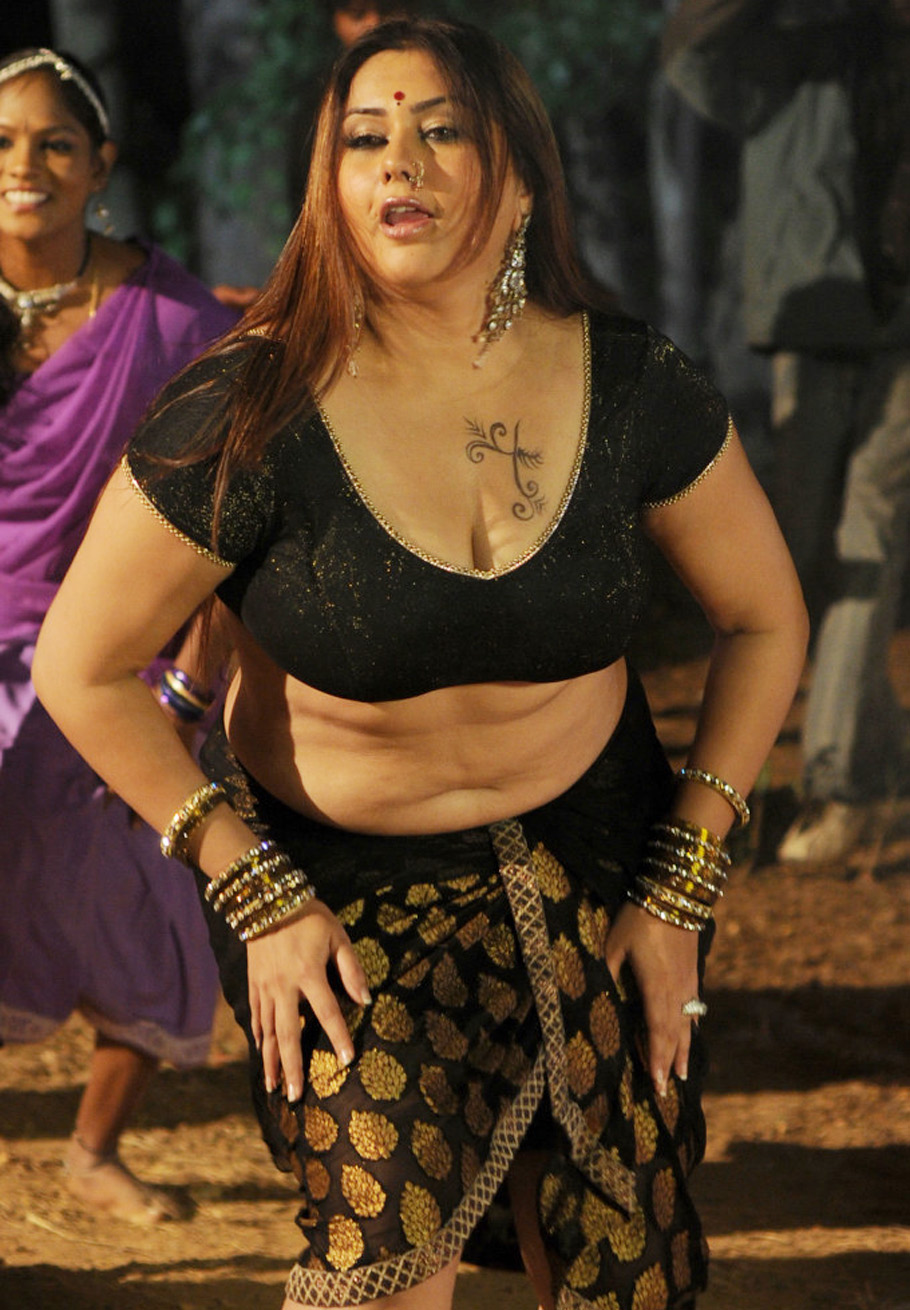 Hot actress: Namitha buttery deep navel & cleavage show