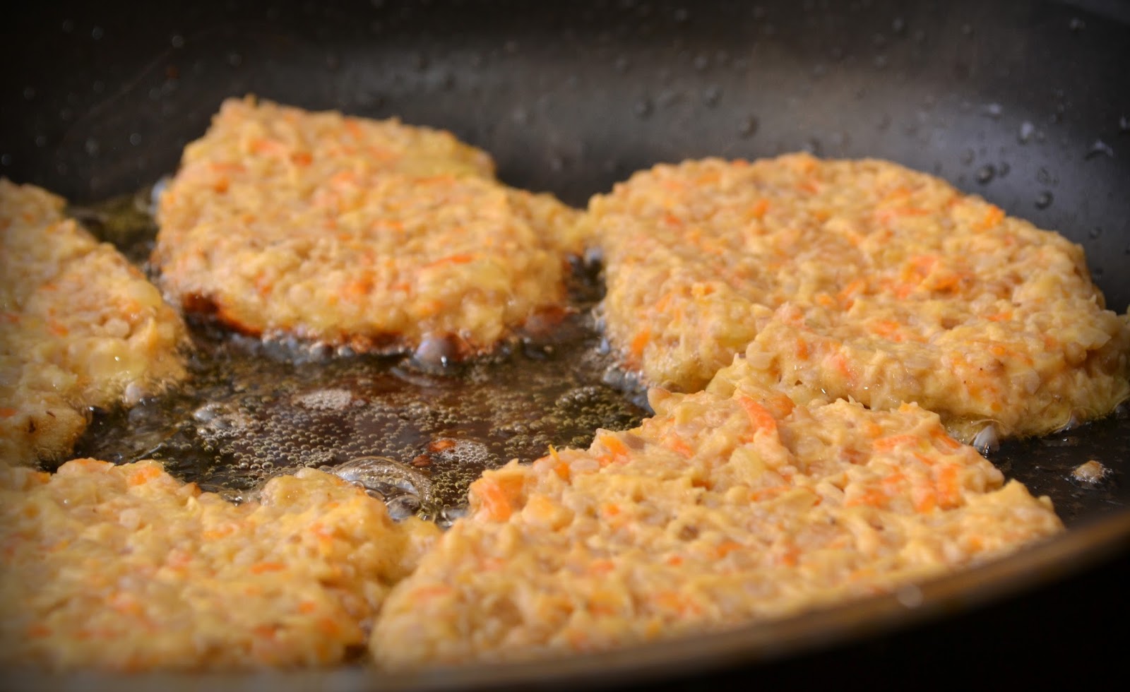 Что сделать из вареной грудки. Котлеты из отварной курицы. Котлеты из вареной грудки. Котлеты из вареной куриной грудки. Куриные котлеты из вареной курицы.