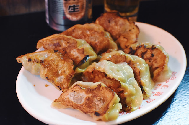 煎成金黃色的餃子看起來很討喜，我喜孜孜的夾起一顆咬下去。