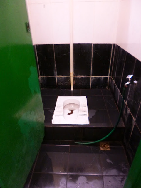 Gostan Sikit: Gross Toilet ! Bweek ! ( Best Not To Look )