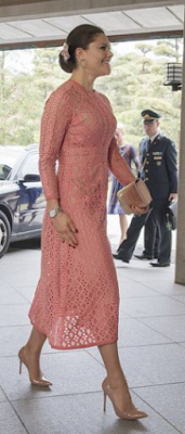 Robe Elie Saab / escarpins Gianvito Rossi / pochette Elie Saab