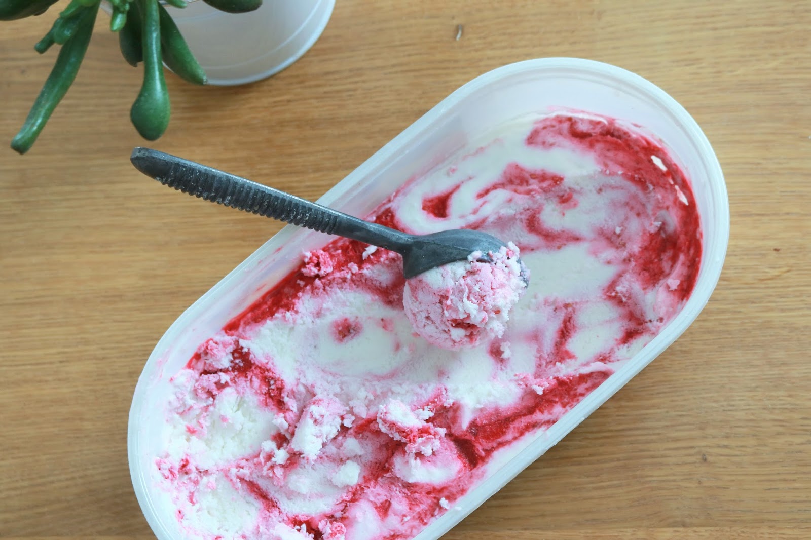 jogurtowe lody fit z sosem malinowym