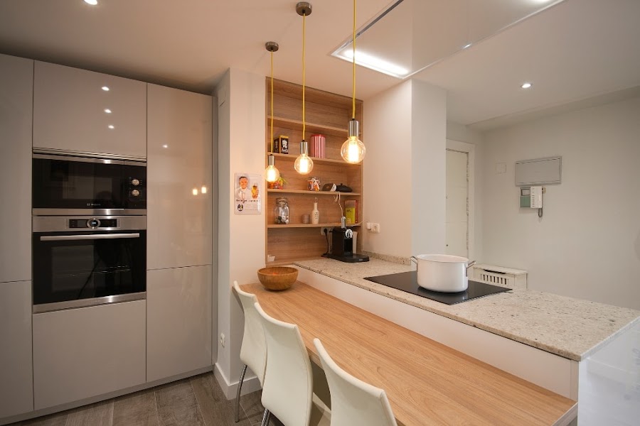 cocina-blanca-con-barra-madera-santos-brezo