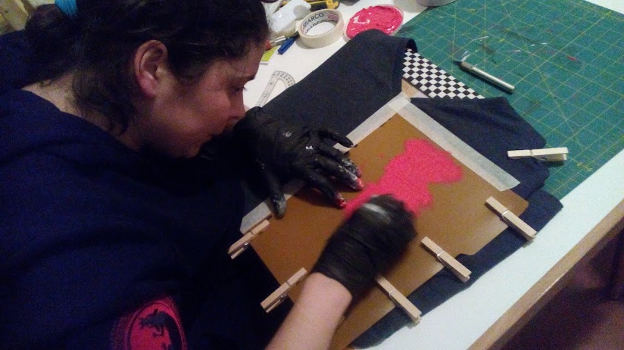 Estampando con la esponjita, los guantes y la tinta