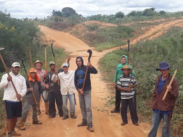 Rio do Antônio: Moradores desistem de esperar pela ação da prefeitura e fazem mutirão para recuperar estrada Rio do Antônio: Moradores desistem de esperar pela ação da prefeitura e fazem mutirão para recuperar estrada