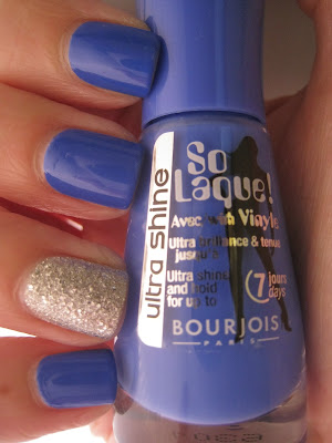 Bourjois-It's-Raining-Stars-Bleu-Fabuleux-swatch-glitter-blue-silver