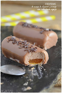 Pastelitos de mousse de chocolate y mango con cobertura espejo