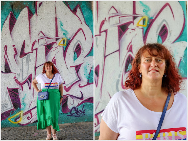 buntes Outfit mit knallgrünem Rock und weissem Shirt mit bunten Streifen