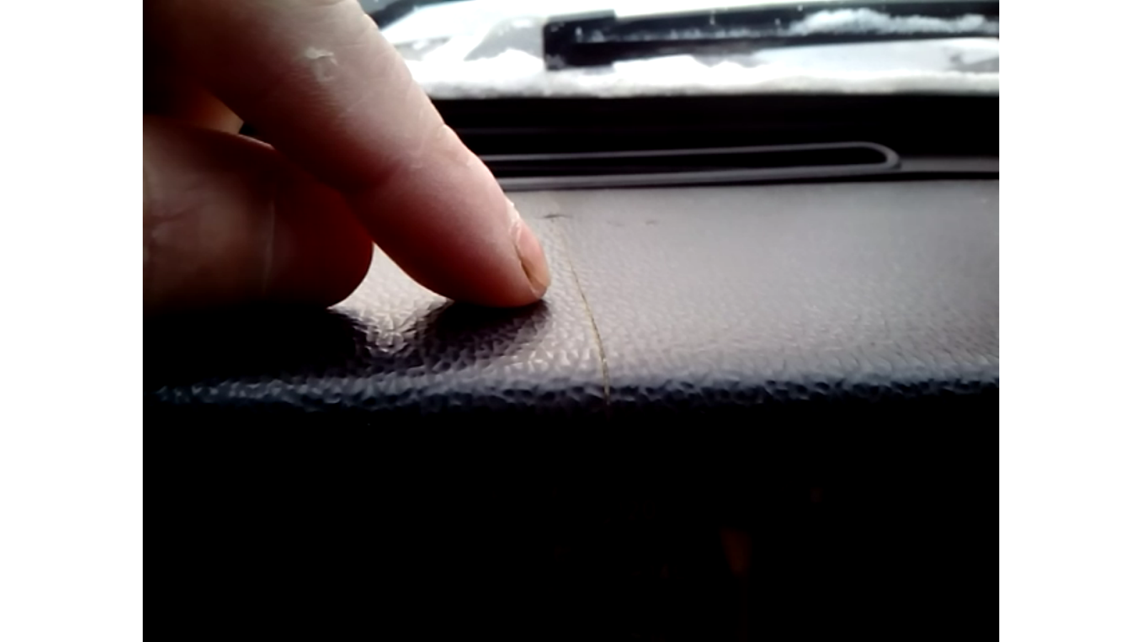 трещина панели приборов. трещины на торпеде ваз 2110. восстановление пластика салона ваз 2110. трещины на торпеде автомобиля прадо 120. трещины на панели авто.