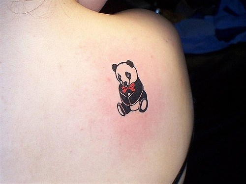 Vemos el ttuaje de un oso panda en la piel de una chica