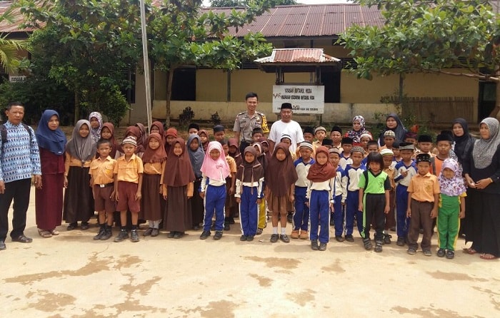 Aldo Berikan Motivasi pada Siswa-Siswi Ibtidaiyah Miftahul Huda Desa Engkersik Aldo Berikan Motivasi pada Siswa-Siswi Ibtidaiyah Miftahul Huda Desa Engkersik