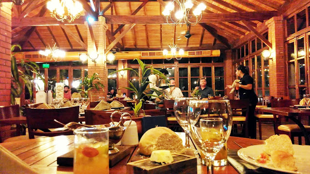 Interior da churrascaria interna do Casino Iguazú, em Puerto Iguazú.