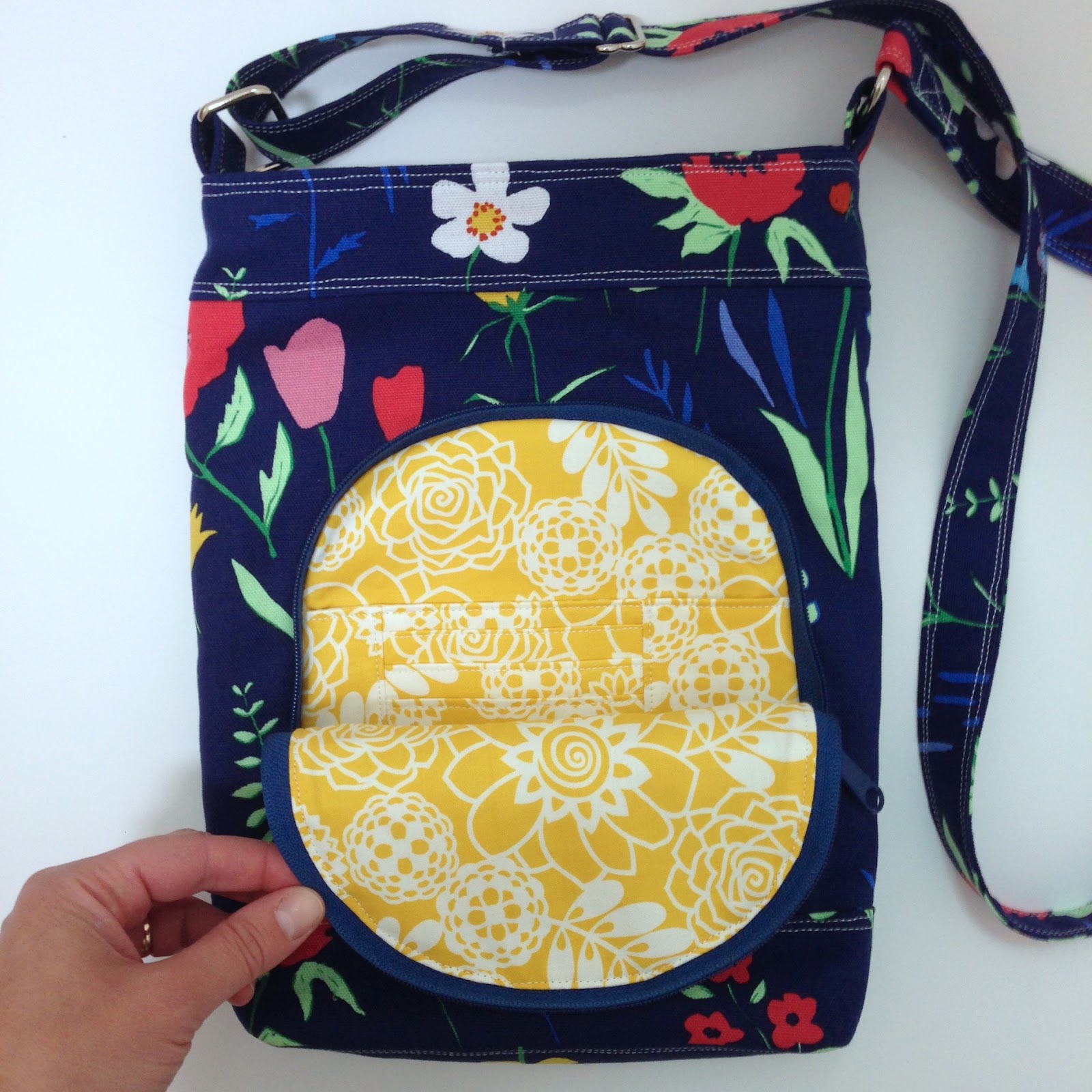 A Bit of Scrap Stuff - Sewing, Quilting, and Fabric Fun: Airport Sling