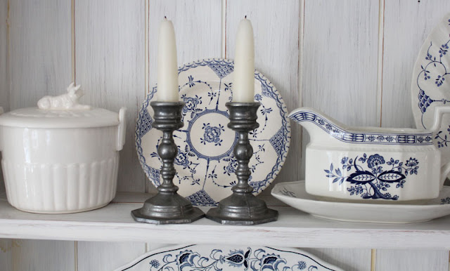 Blue and white hutch decorating