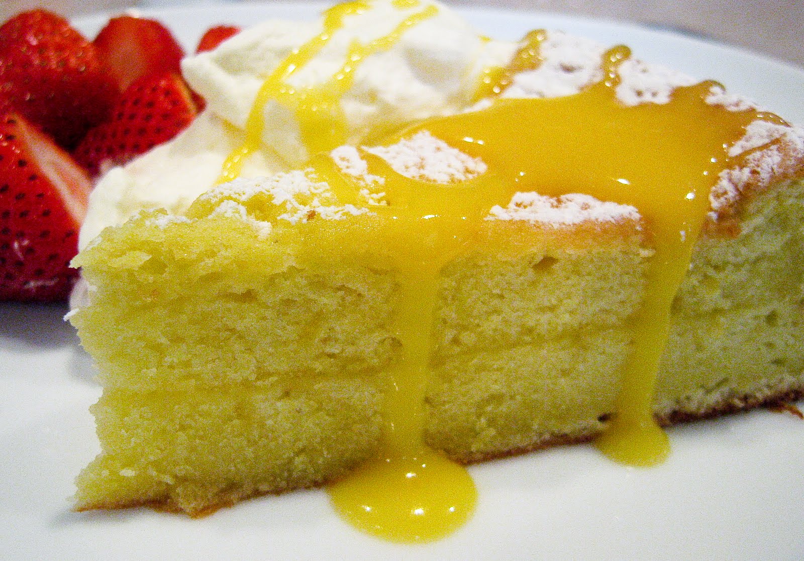 Лимонный торт в суффиксе полного. Лимонник торт. Торт с лимоном. Украшение лимонного торта. Лимонное пирожное.
