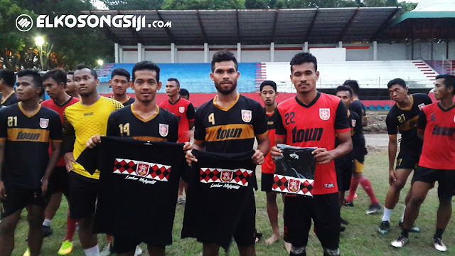TOTALITAS MENDUKUNG TOTALITAS MENDUKUNG