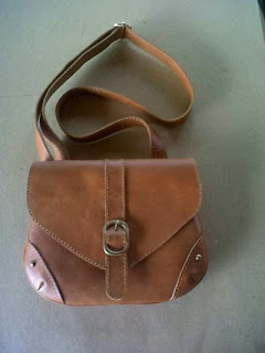 Tas kulit selempang Tas kulit selempang