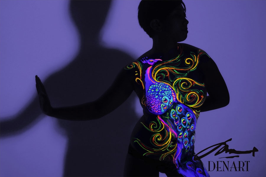 09-Peacock-Danny-Setiawan-Denart-Studio-Body-Painting-with-a-UV-Paint-and-a-Black-Light-www-designstack-co