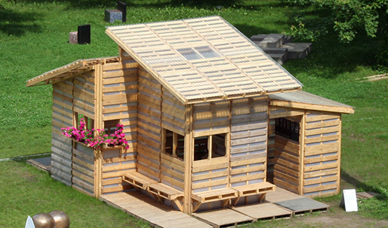 Desain rumah dari kayu pallet bekas