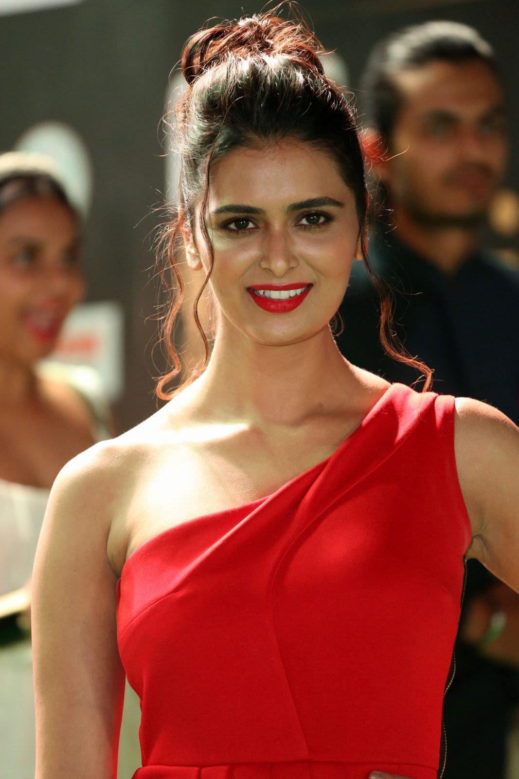 Meenakshi Dixit Showcasing Her Sexy Curves In a Red Dress At The IIFA Utsavam Awards 2017