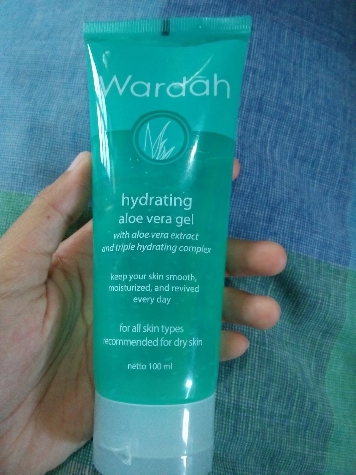 Review Wardah Hydrating Aloe Vera Gel Yang "katanya" bisa untuk mengatasi kulit wajah kamu "katanya" produk ini kalau dipakai di kulit kering jd kaya ngelembab in