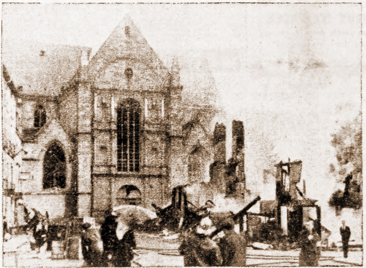 Photo de l'église Saint-Germain en feu prise le matin du 9 juin 1944 par Georges Bourges