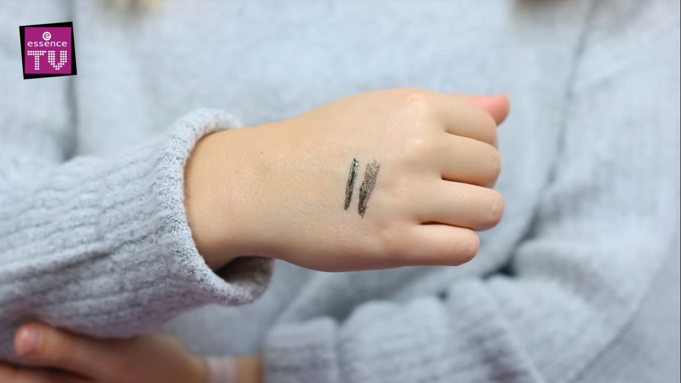 essence-crystal-crush-eyeliner-swatch
